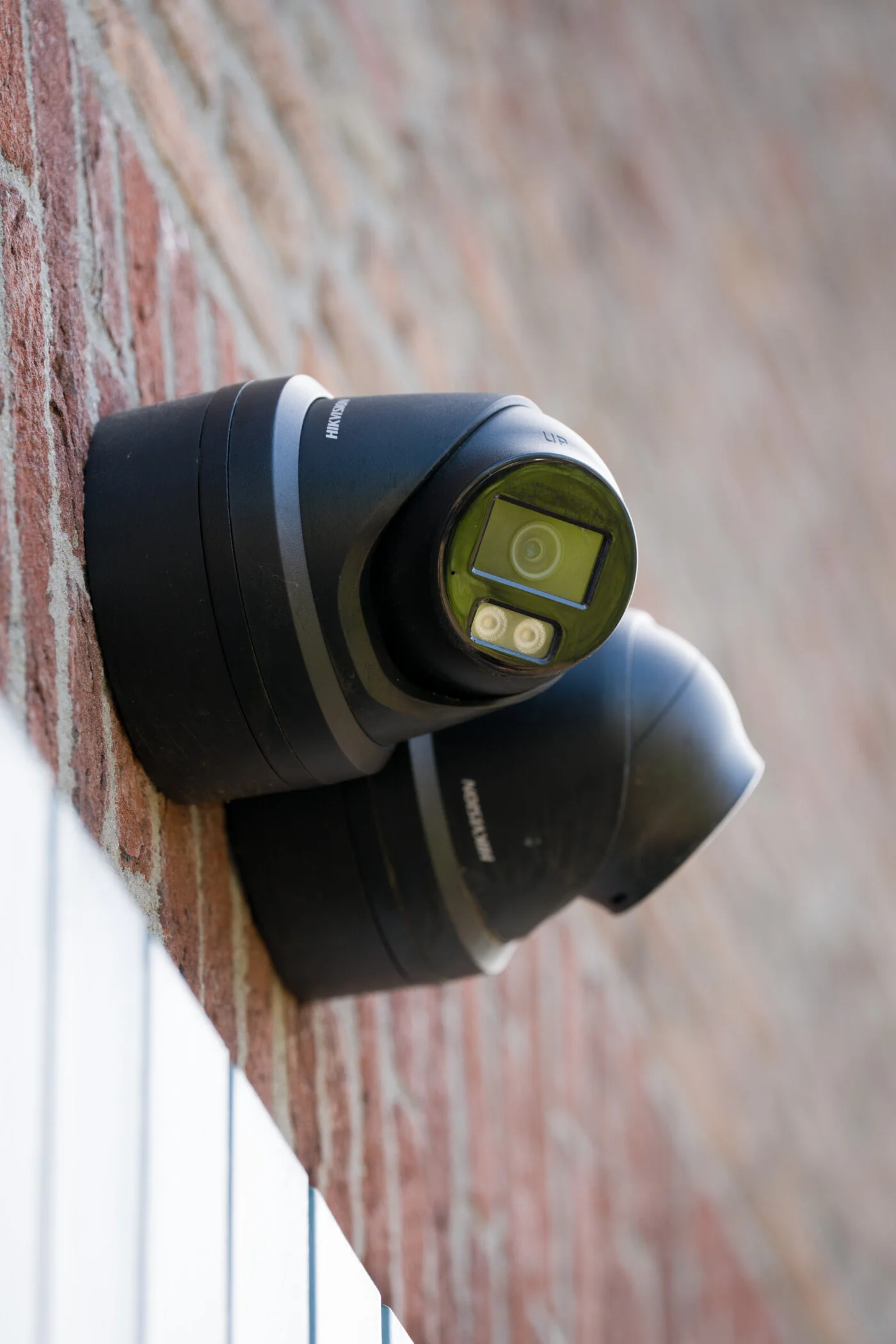 Het monteren en afstellen van een 4K IP-camera bij een pand in Handel door BVB Security